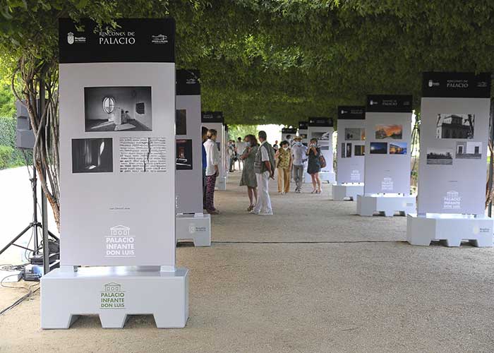 Fotógrafos de Boadilla presentan los «Rincones del Palacio» en una exposición instalada en sus jardines