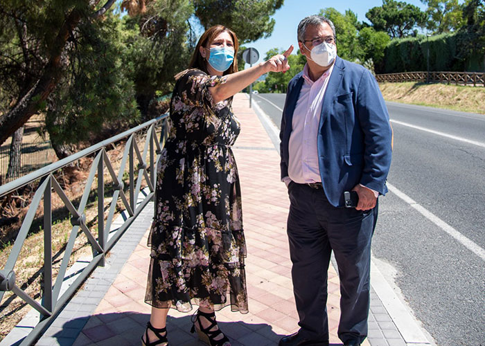 La alcaldesa de Pozuelo visita las obras de mejora en la carretera M-508 que cuenta con nuevas aceras, una rotonda y un aparcamiento