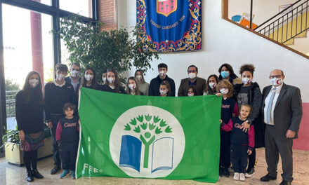El Alcalde de Boadilla felicita al colegio Eurocolegio Casvi por renovar su bandera verde de la sostenibilidad