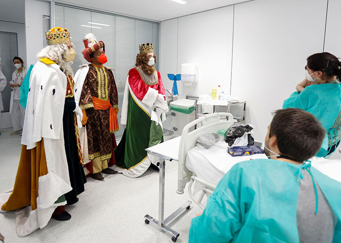 Los niños hospitalizados en el hospital Quirón de Pozuelo reciben la visita de los Reyes Magos