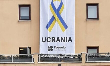 Pozuelo instala una pancarta de apoyo a Ucrania en la fachada del Ayuntamiento
