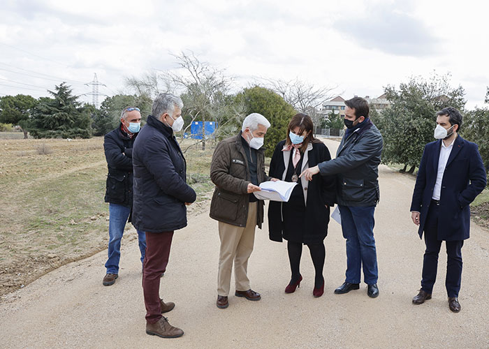 La alcaldesa de Pozuelo visita las obras de mejora del parque Cruz de La Atalaya, que avanzan a buen ritmo