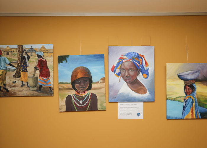 El centro de mayores Juan González de Uzqueta acoge una exposición de pintura a beneficio de Manos Unidas