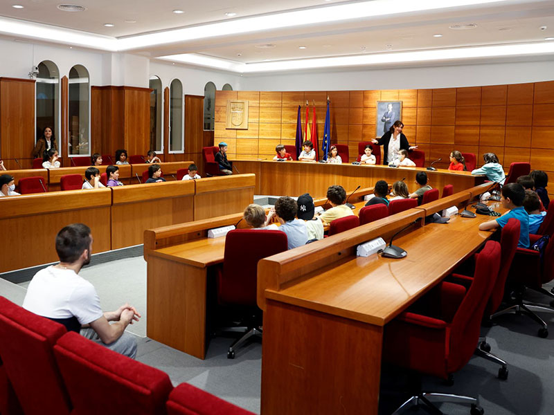 Cientos de niños disfrutan de nuevo del programa “Visita tu Ayuntamiento” que se ha retomado tras dos años sin poder celebrarse