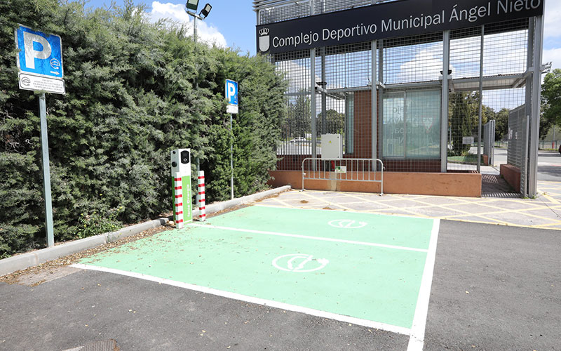 Instalados dos nuevos puntos de carga para vehículos eléctricos e híbridos en el CDM Ángel Nieto
