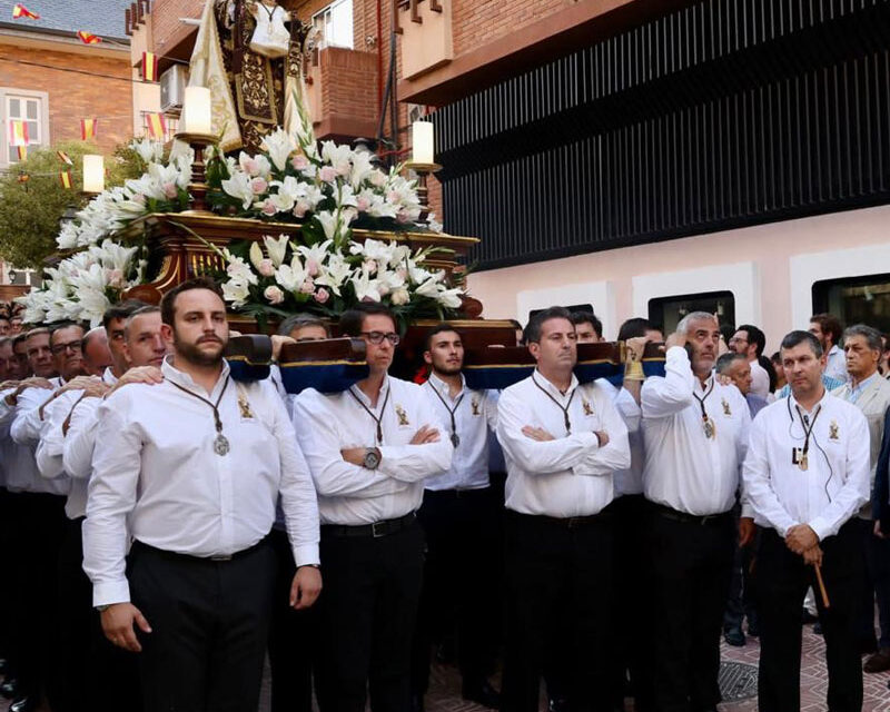 La ofrenda floral, la solemne procesión, la merienda y limonada popular y los fuegos artificiales protagonizaron el día grande de las fiestas de La Estación