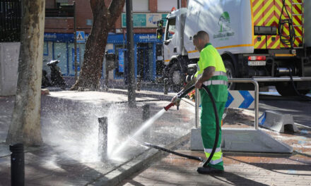 El Ayuntamiento de Boadilla continúa con las limpiezas especiales de verano en numerosas calles del municipio