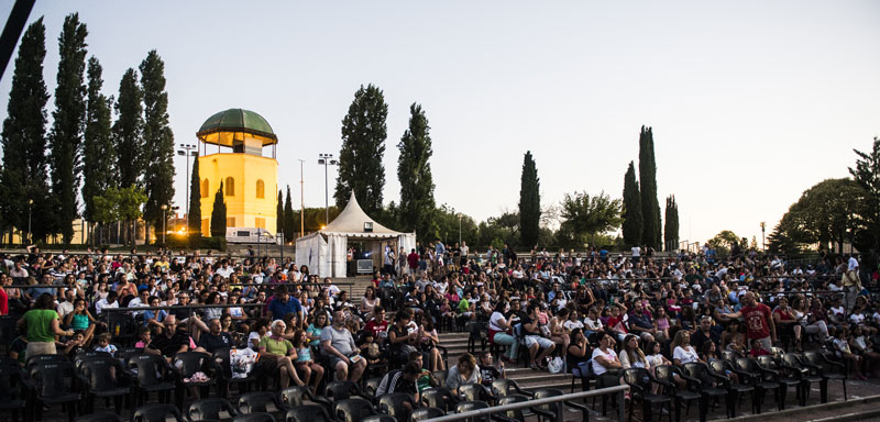 Cerca de 1.500 vecinos disfrutaron del “Cine de verano” al aire libre con propuestas para toda la familia