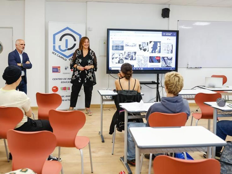 La alcaldesa de Pozuelo visita a los alumnos del IES Camilo José Cela que han iniciado la primera promoción de Bachillerato Artístico en la ciudad