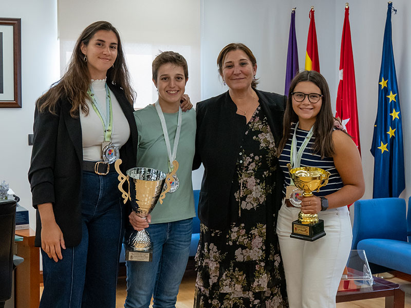 La alcaldesa recibe al equipo femenino del Club Arqueros de Pozuelo de Alarcón tras proclamarse campeonas de España y subcampeonas de Europa