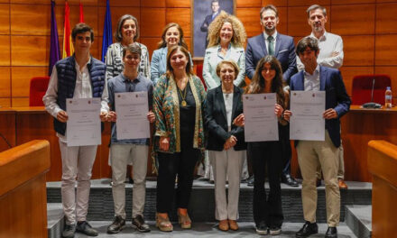 El Ayuntamiento de Pozuelo de Alarcón entrega cuatro becas a alumnos de la ciudad para estudiar en la Universidad San Pablo CEU