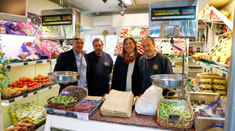El Gobierno municipal realiza una nueva entrega de bolsas de papel ecológicas en los comercios de Pozuelo de Alarcón