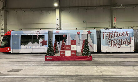 Metro Ligero Oeste vinila un vehículo con el diseño elegido por los trabajadores para celebrar la Navidad