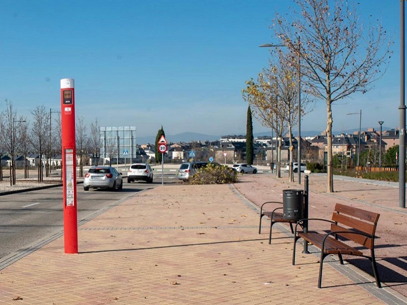 El Ayuntamiento de Boadilla instala bancos y papeleras en las paradas de autobús del municipio