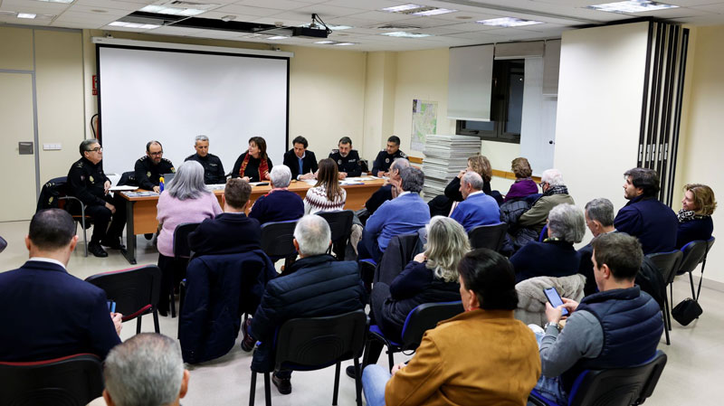 <strong>La alcaldesa se reúne con representantes de las urbanizaciones para presentar los últimos datos de seguridad</strong>