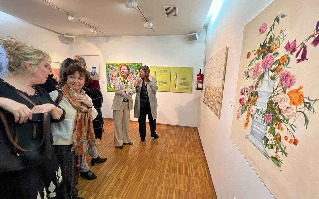 <strong>La alcaldesa inaugura la muestra “Mujeres Artistas de Pozuelo” organizada con motivo del Día de la Mujer</strong>
