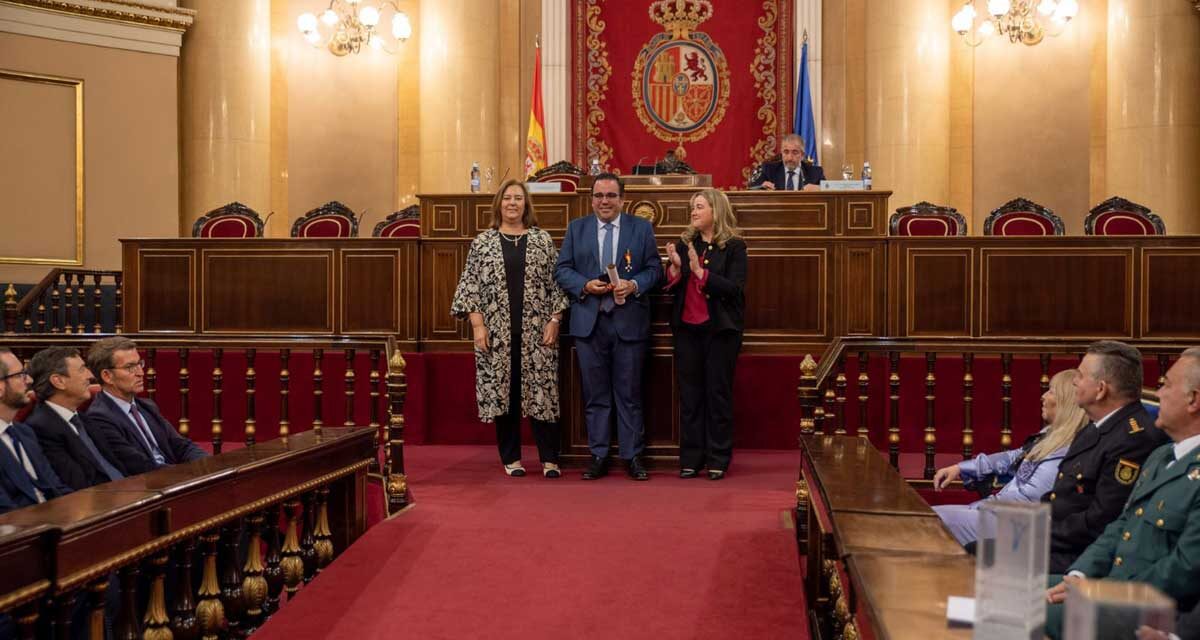 La AVT concede al alcalde de Boadilla, Javier Úbeda, la Cruz de la Dignidad