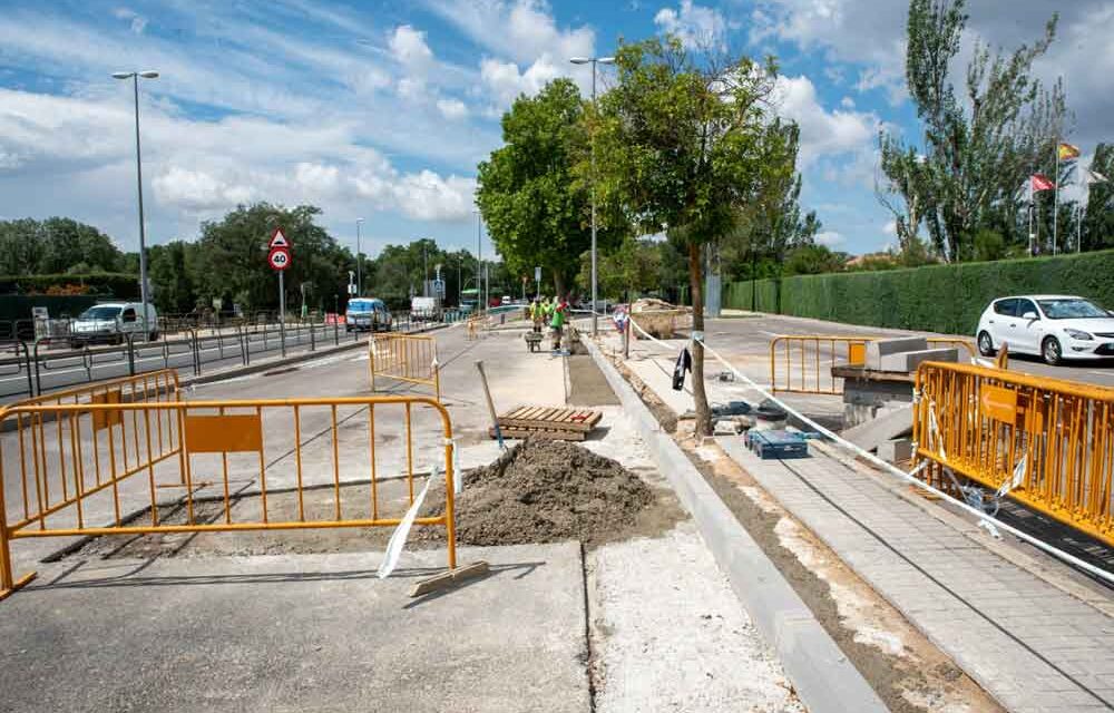 Obras de mejora en la vía de servicio de la M-513 y en el aparcamiento ubicado frente al Complejo Deportivo Ángel Nieto