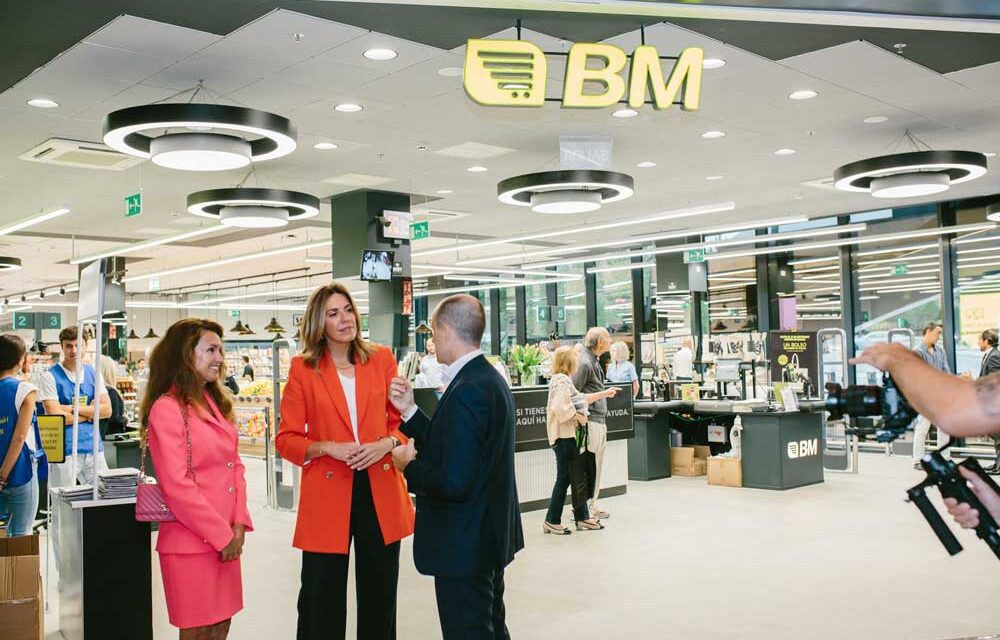 La alcaldesa asistió a la inauguración de BM Supermercados en LaFinca de Pozuelo