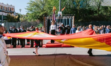 Cientos de vecinos de Pozuelo acudieron a celebrar este domingo el homenaje a la Bandera de España