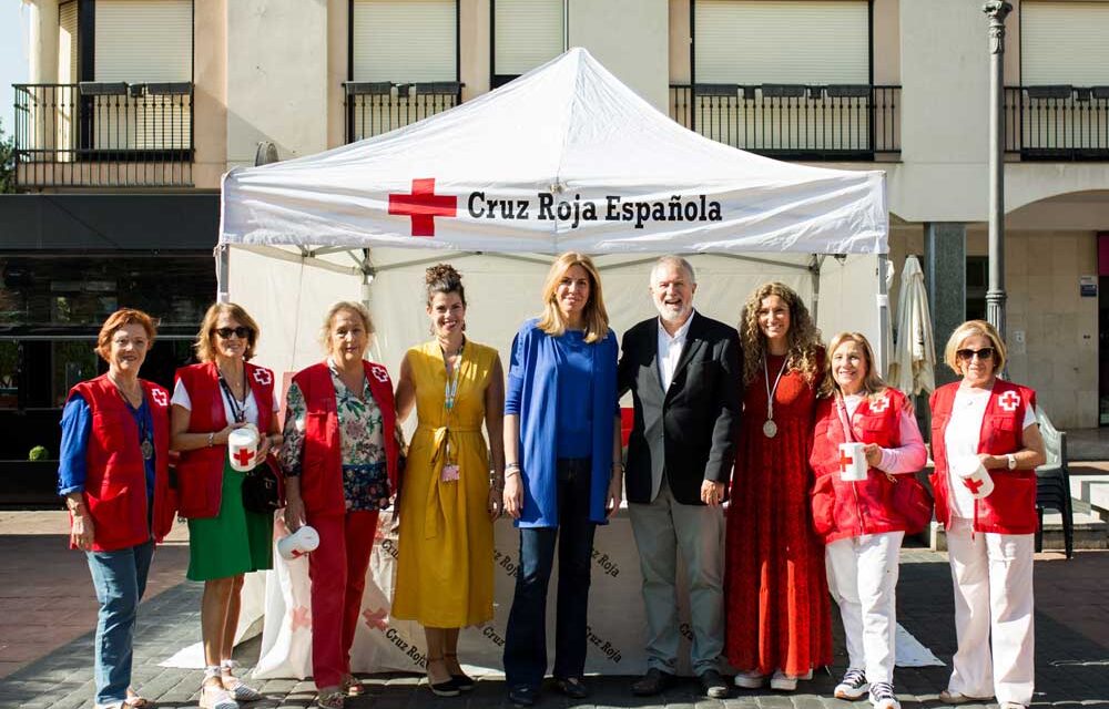 La alcaldesa visita la mesa petitoria de Cruz Roja instalada en la Plaza Mayor de Pozuelo