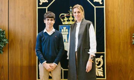La alcaldesa recibe al pozuelero Álvaro Jiménez que representará a España en el mundial de karts de Bahréin