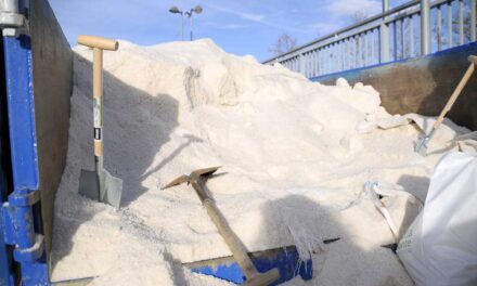 El Ayuntamiento de Boadilla pone sal a disposición de los vecinos ante las heladas de estos días