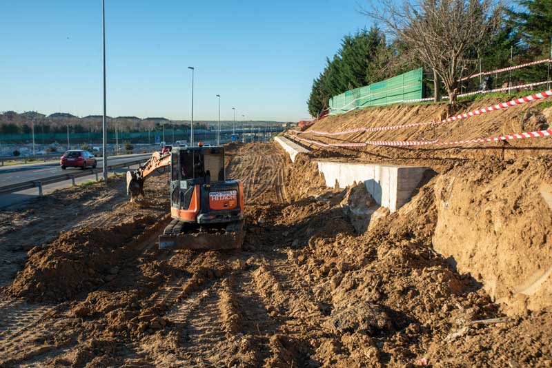Avanzan las obras de construcción del carril de incorporación desde la M-513 a la M-50, sentido sur