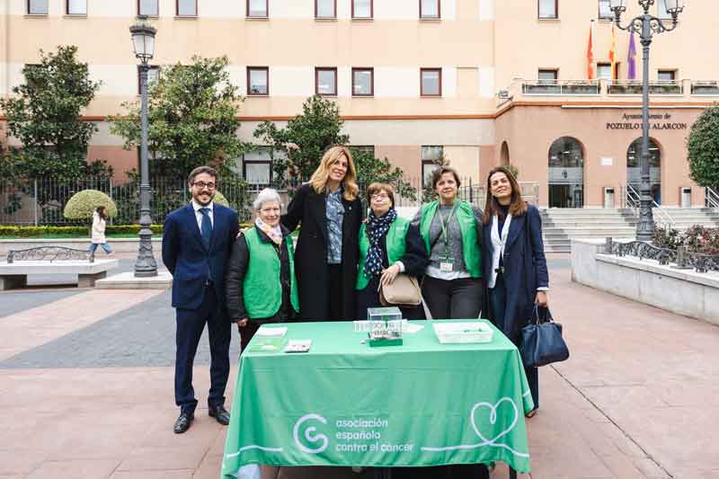 La alcaldesa visita la mesa de la Asociación Española contra el Cáncer Pozuelo en el Día Internacional del Cáncer Infantil
