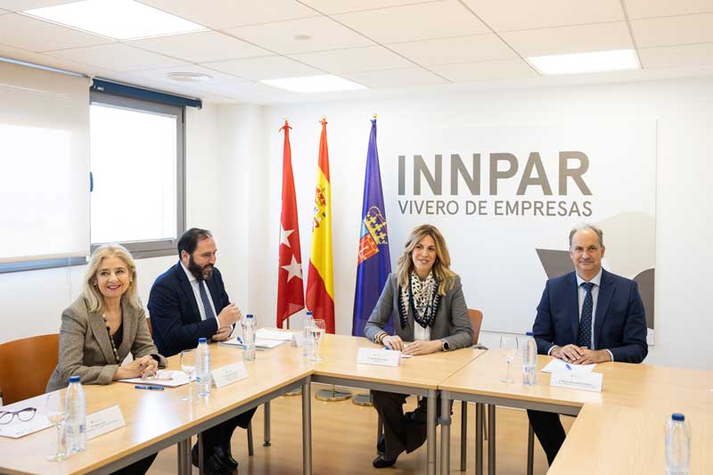 La alcaldesa y el consejero de Digitalización mantienen un encuentro en el Vivero de Empresas INNPAR de Pozuelo