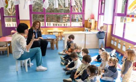 La alcaldesa visita la Escuela Infantil Los Madroños donde imparte clases “la mejor profesora del mundo”