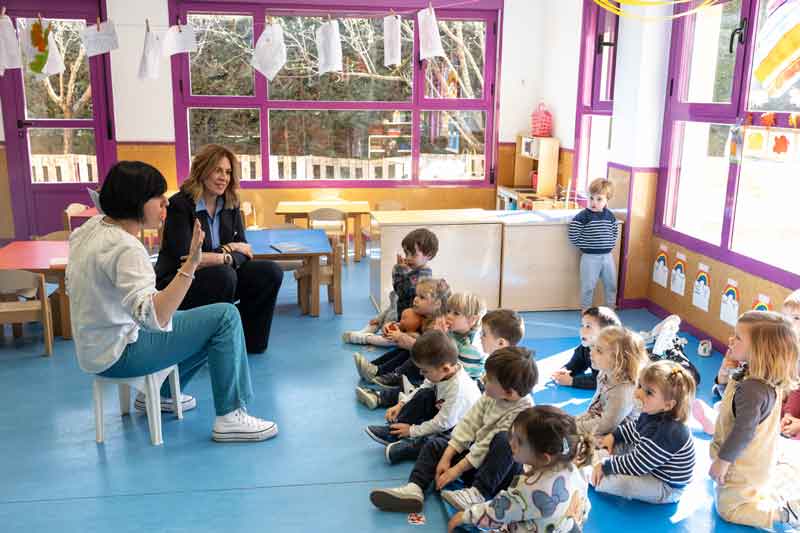 La alcaldesa visita la Escuela Infantil Los Madroños donde imparte clases “la mejor profesora del mundo”