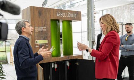 Pozuelo de Alarcón presenta uno de los primeros árboles líquidos de España que reduce la huella de carbono y mejora la calidad del aire