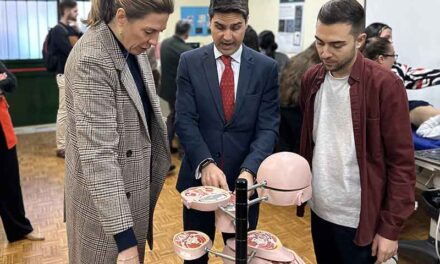 La alcaldesa acompaña al consejero de Educación en su visita al IES San Juan de la Cruz de la ciudad
