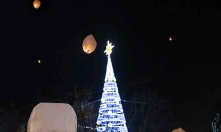 Pozuelo de Alarcón inauguró la Navidad con el tradicional encendido de luces y una suelta espectacular de farolillos