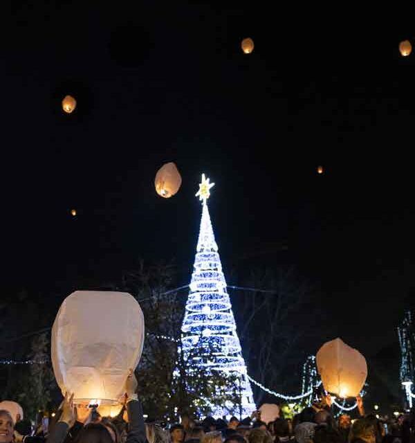 Pozuelo de Alarcón inauguró la Navidad con el tradicional encendido de luces y una suelta espectacular de farolillos