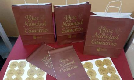 El Ayuntamiento entrega un pack de envoltorios especial para estas fechas a más de 60 comercios de la ciudad