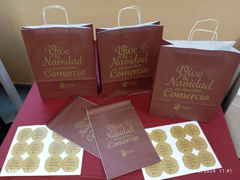 El Ayuntamiento entrega un pack de envoltorios especial para estas fechas a más de 60 comercios de la ciudad