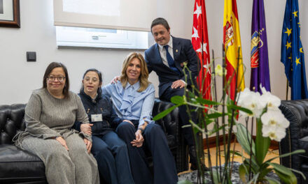 La alcaldesa reconoce la labor que realizan tres empleados municipales con Síndrome de Down