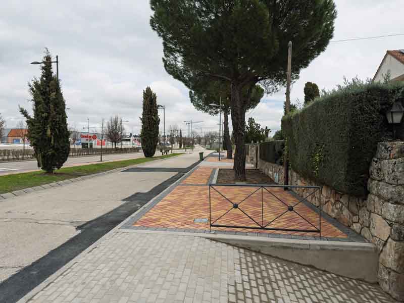 Finalizan las obras de acerado de la calle Monte Aitana, en Olivar de Mirabal