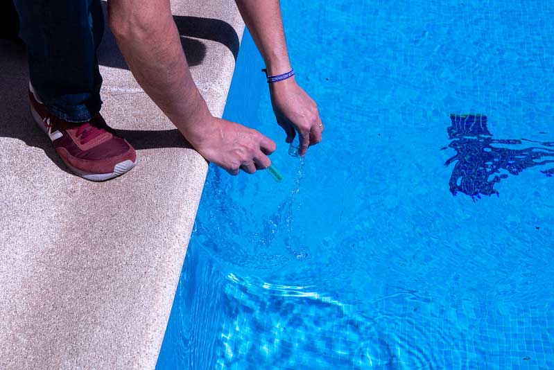 El Ayuntamiento realiza la campaña anual de control sanitario de las piscinas de comunidades de propietarios