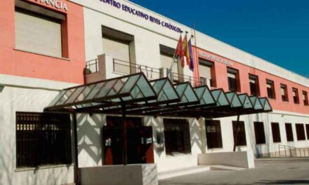 Pozuelo presenta su oferta de cursos y talleres para sénior en el Centro Educativo Reyes Católicos