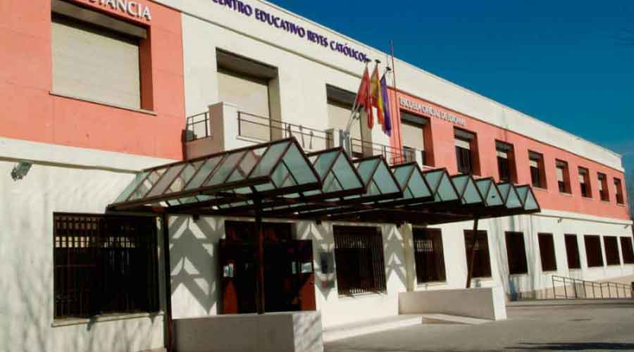 Pozuelo presenta su oferta de cursos y talleres para sénior en el Centro Educativo Reyes Católicos