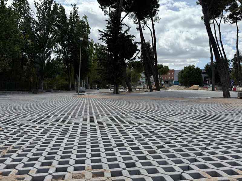 El Ayuntamiento mejora el firme del aparcamiento de Prados de Torrejón para facilitar su accesibilidad