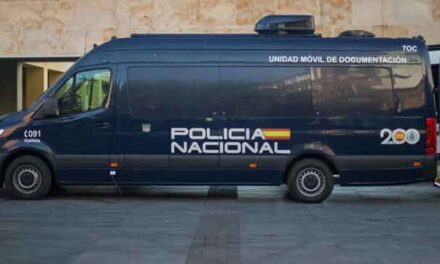 La unidad móvil de la Policía Nacional permite obtener o renovar en un solo día el DNI, el pasaporte y el DNI electrónico