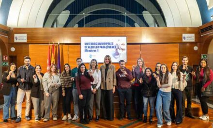 El Ayuntamiento entrega las llaves a los jóvenes adjudicatarios de las viviendas de Miradores II