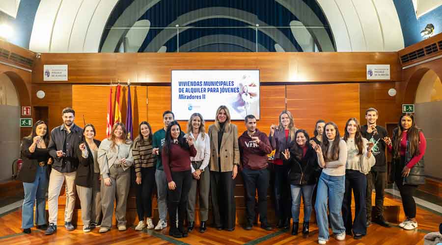 El Ayuntamiento entrega las llaves a los jóvenes adjudicatarios de las viviendas de Miradores II