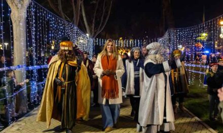 Una gran comitiva acompañó a los Reyes Magos de Oriente a su paso por Pozuelo