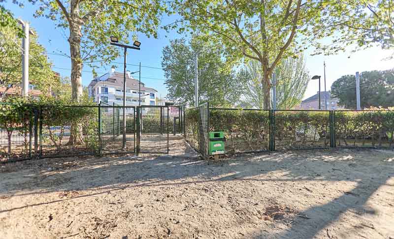 El Ayuntamiento mejora el área canina del parque Boadilla Centro