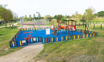 El Ayuntamiento renueva el caucho de las zonas infantiles en varios parques de la localidad